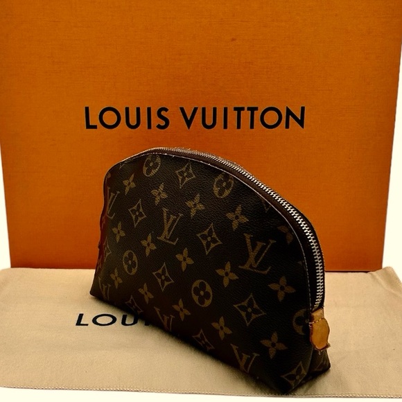 LOUIS VUITTON Monogram Cosmetic Pouch GM - Picture 4 of 11